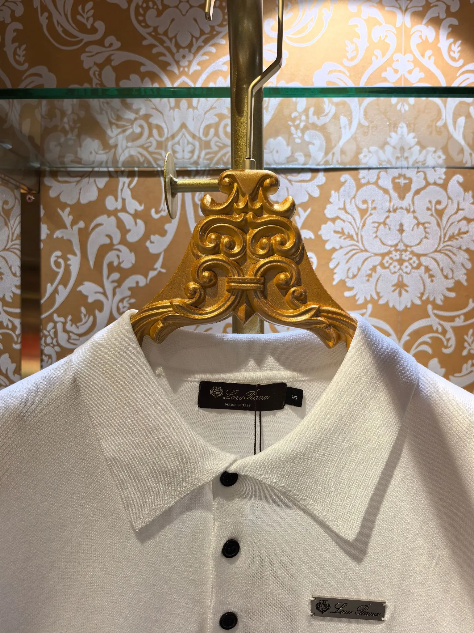 Counter synchronization Loro Piana 2026/ss New Arrival sweater Loro Piana chest hand-stitched hardware The fabric is perfectly made with imported machine 14-needle. The counter restores one-to-one upper body spirit Comfortable Breathable Slim fit Color White Sizes S M L XL